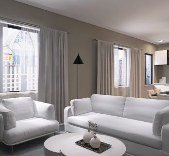 Soggiorno moderno con divano bianco, poltrona e tavolino. Ampie finestre con tende grigie offrono una vista sulla città. La sala da pranzo e la cucina con luci dall'alto sono visibili sullo sfondo. I toni neutri creano un'atmosfera elegante e raffinata.