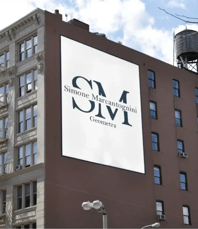 La facciata di un grande edificio mostra un cartellone pubblicitario con il logo 